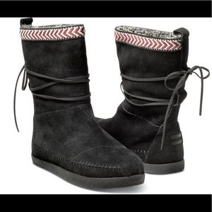 Toms Nepal moccasin boots